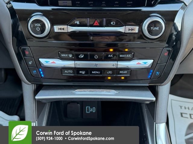 Used 2022 Ford Explorer Platinum w/ Equipment Group 601A AWD/4WD image 32