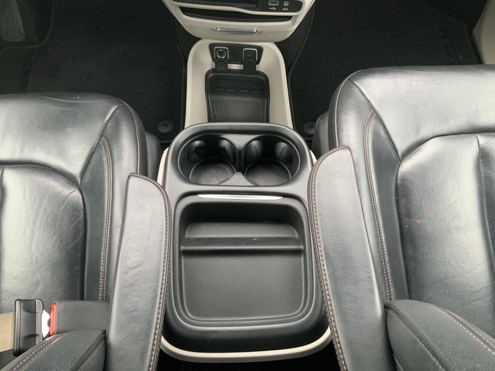 Used 2017 Chrysler Pacifica Touring-L FWD image 39