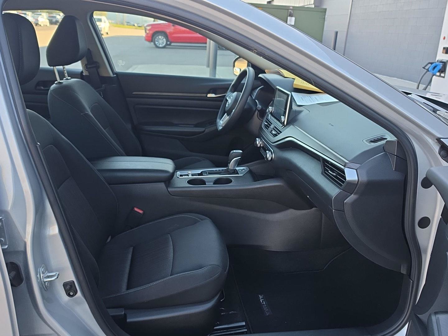 Used 2025 Nissan Altima 2.5 SV FWD image 12