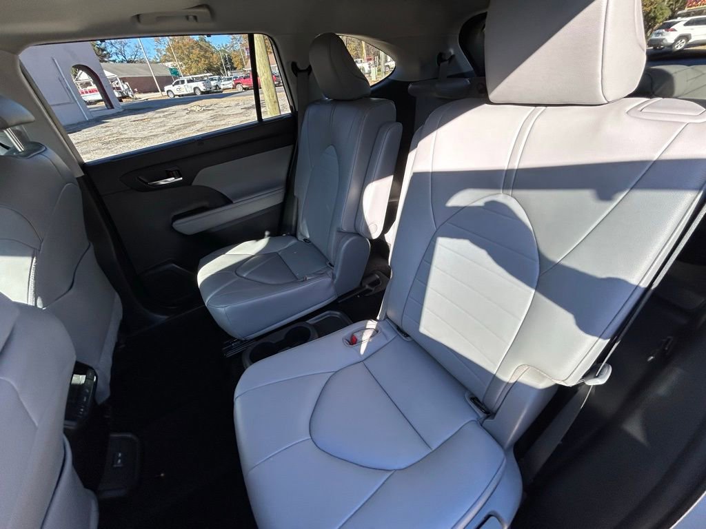 Used 2023 Toyota Highlander XLE image 17