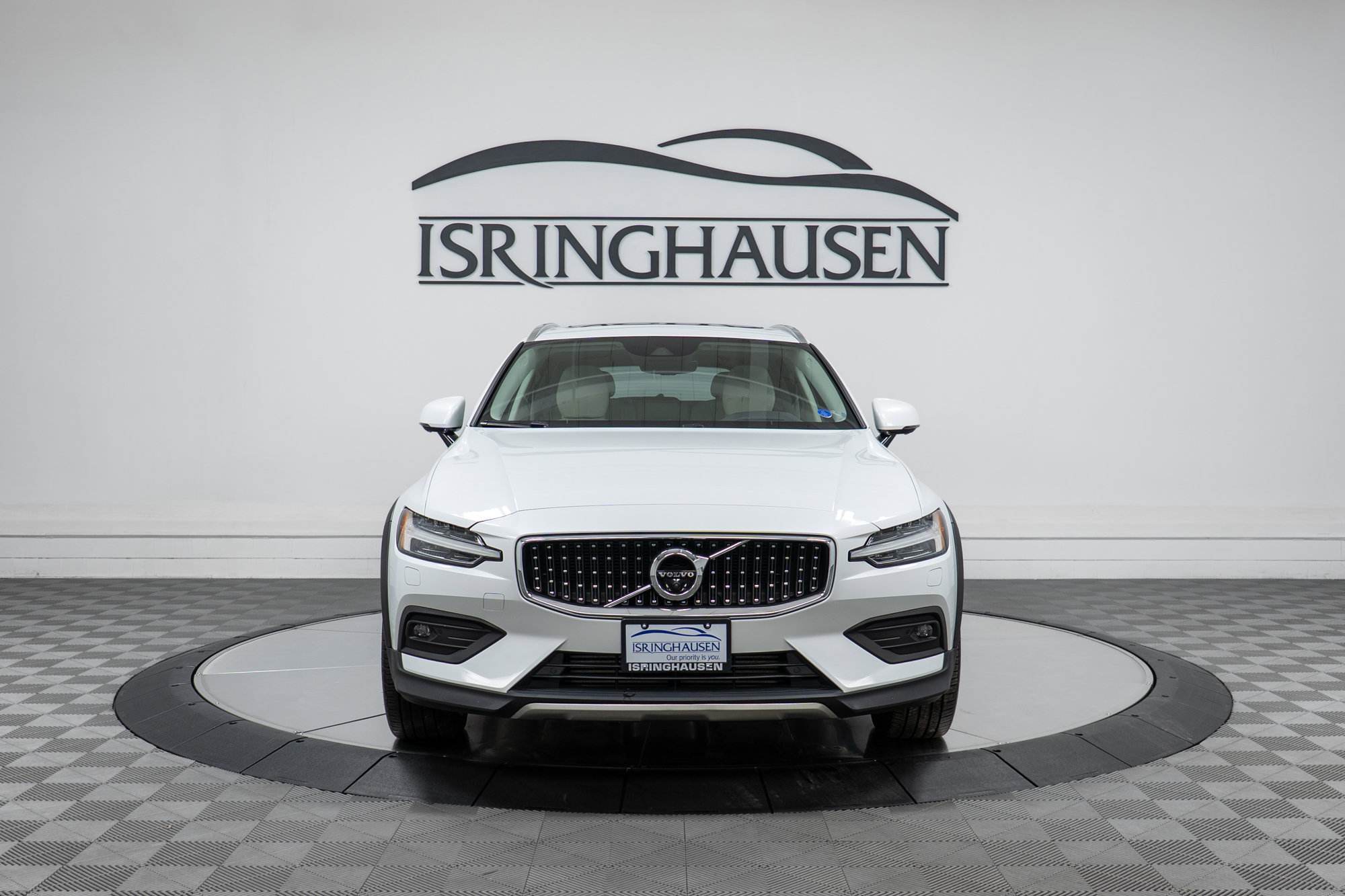 Used 2020 Volvo V60 T5 Cross Country image 2