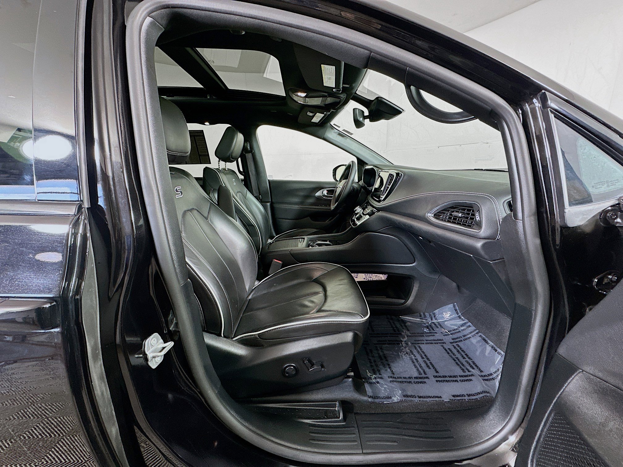 Used 2025 Chrysler Pacifica Limited FWD image 31