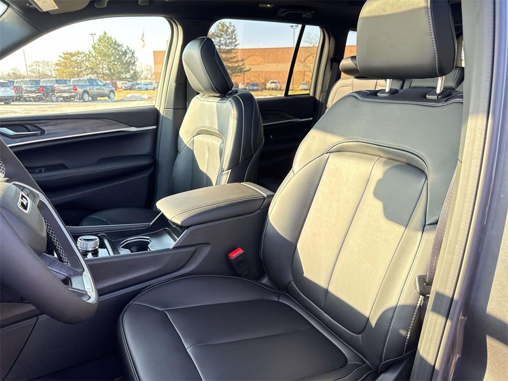 New 2025 Jeep Grand Cherokee Limited w/ Trailer Tow Package image 15