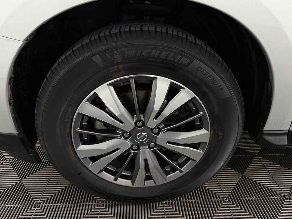 Used 2020 Nissan Pathfinder SV image 11