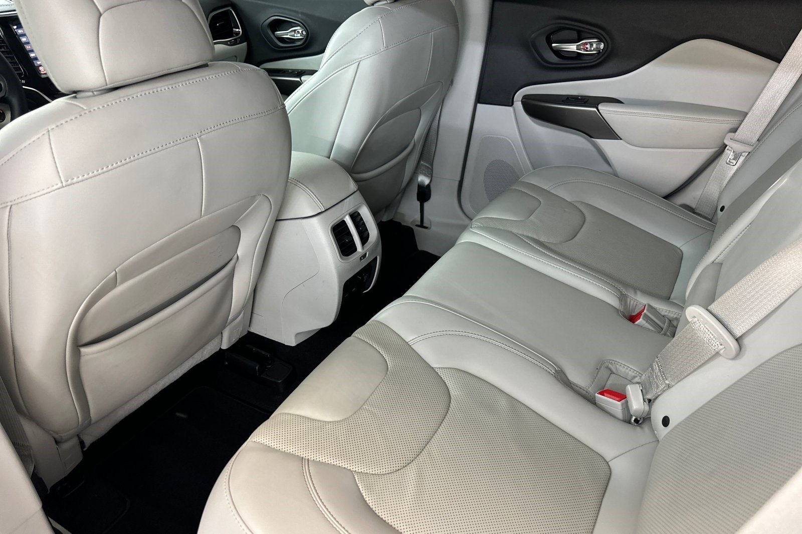 Used 2019 Jeep Cherokee Limited w/ Technology Group image 25