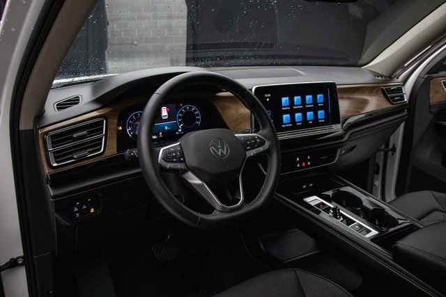 Used 2024 Volkswagen Atlas SE image 28