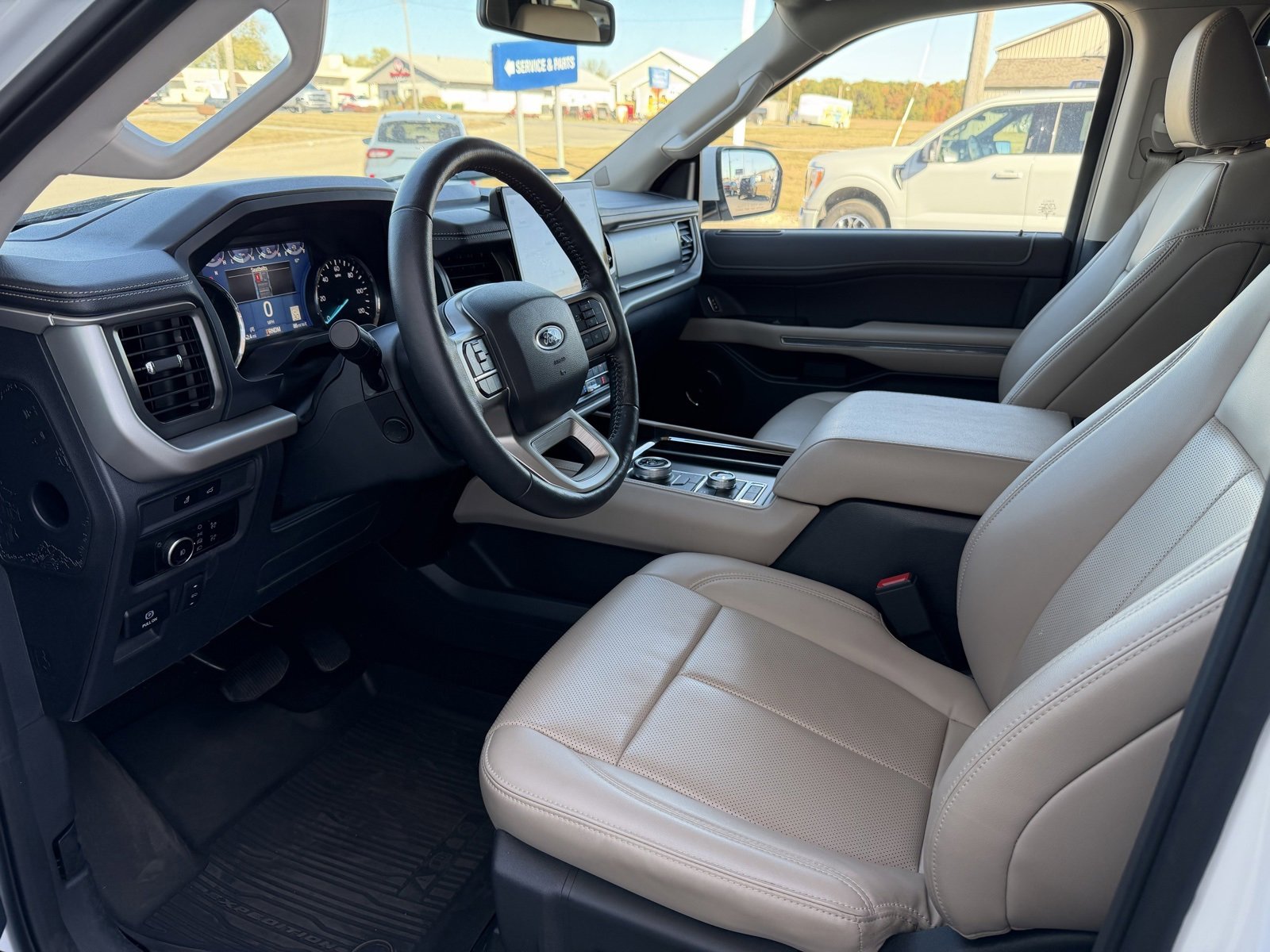 Used 2024 Ford Expedition XLT image 9