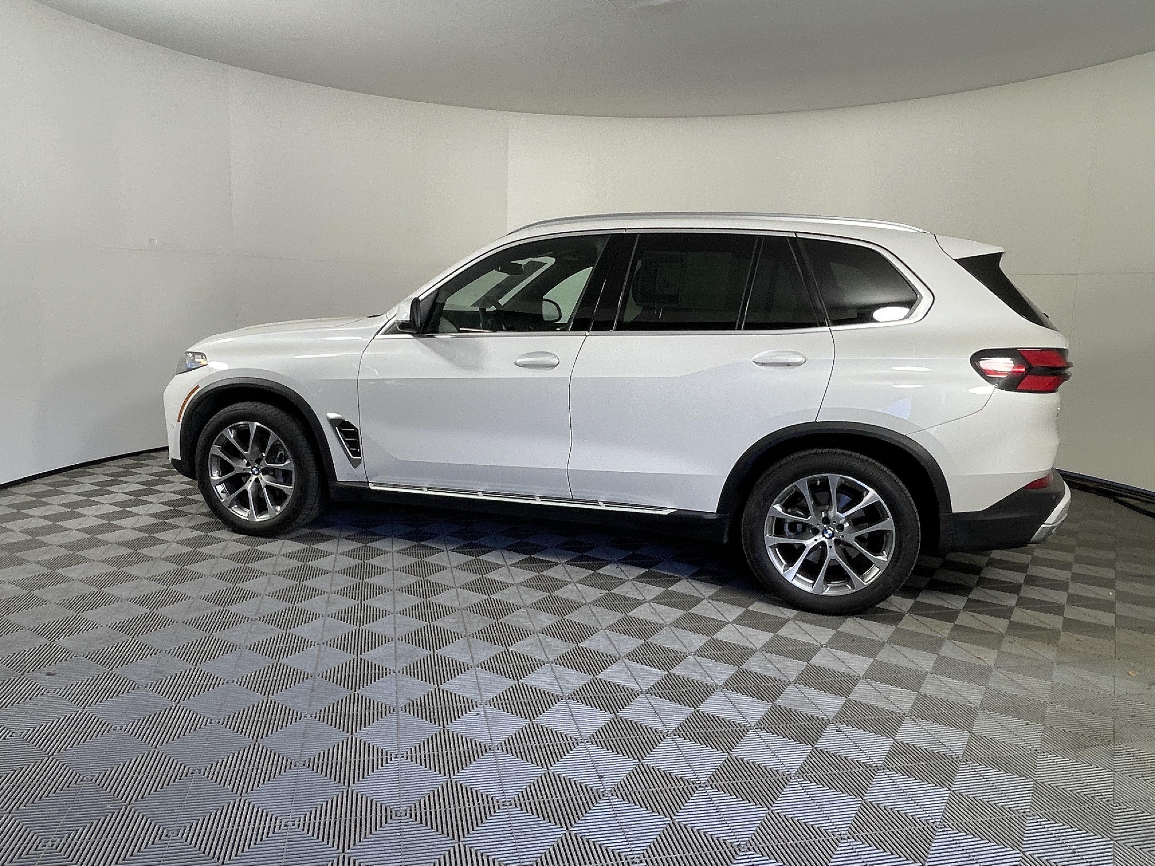Used 2026 BMW X5 xDrive40i w/ Premium Package AWD/4WD image 2