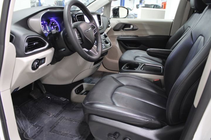 Used 2024 Chrysler Pacifica Touring-L image 23