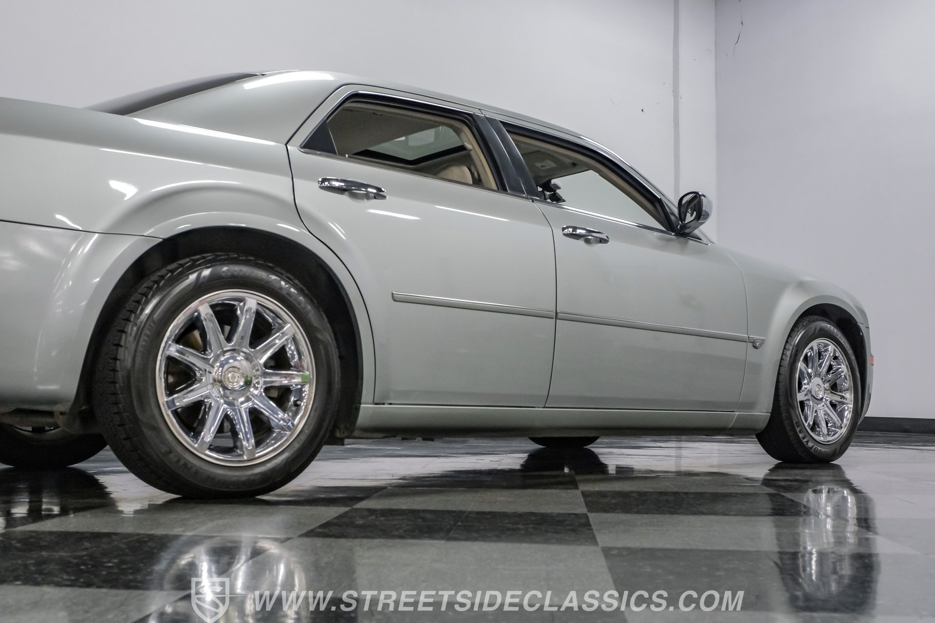 Used 2005 Chrysler 300 C w/ Navigation & Sound Group II RWD image 28