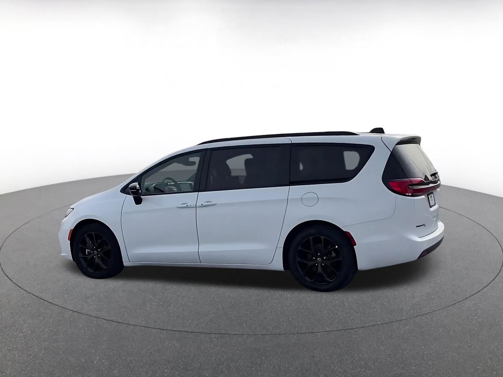 Used 2025 Chrysler Pacifica Limited image 10