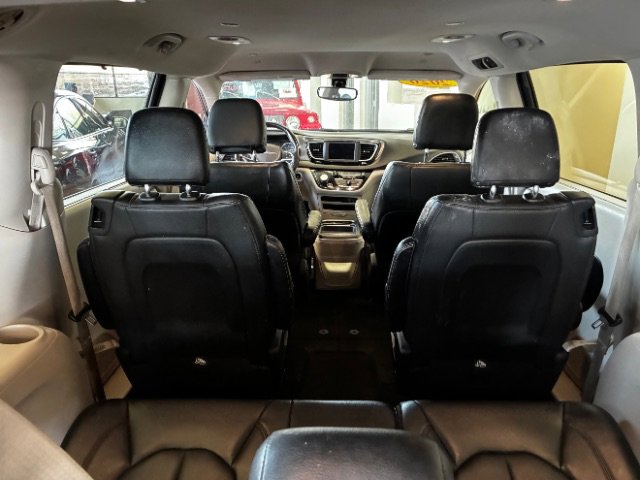 Used 2020 Chrysler Pacifica Touring-L image 14
