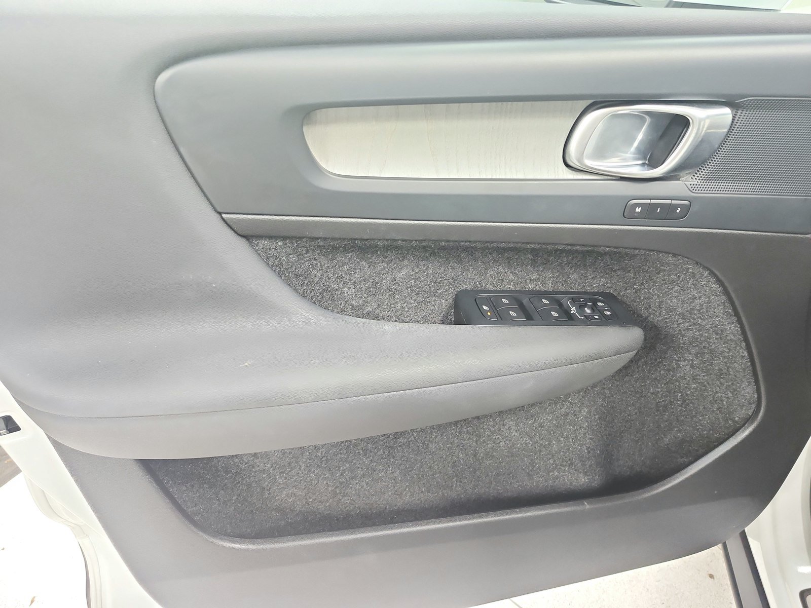 Used 2024 Volvo XC40 B5 Plus AWD/4WD image 38