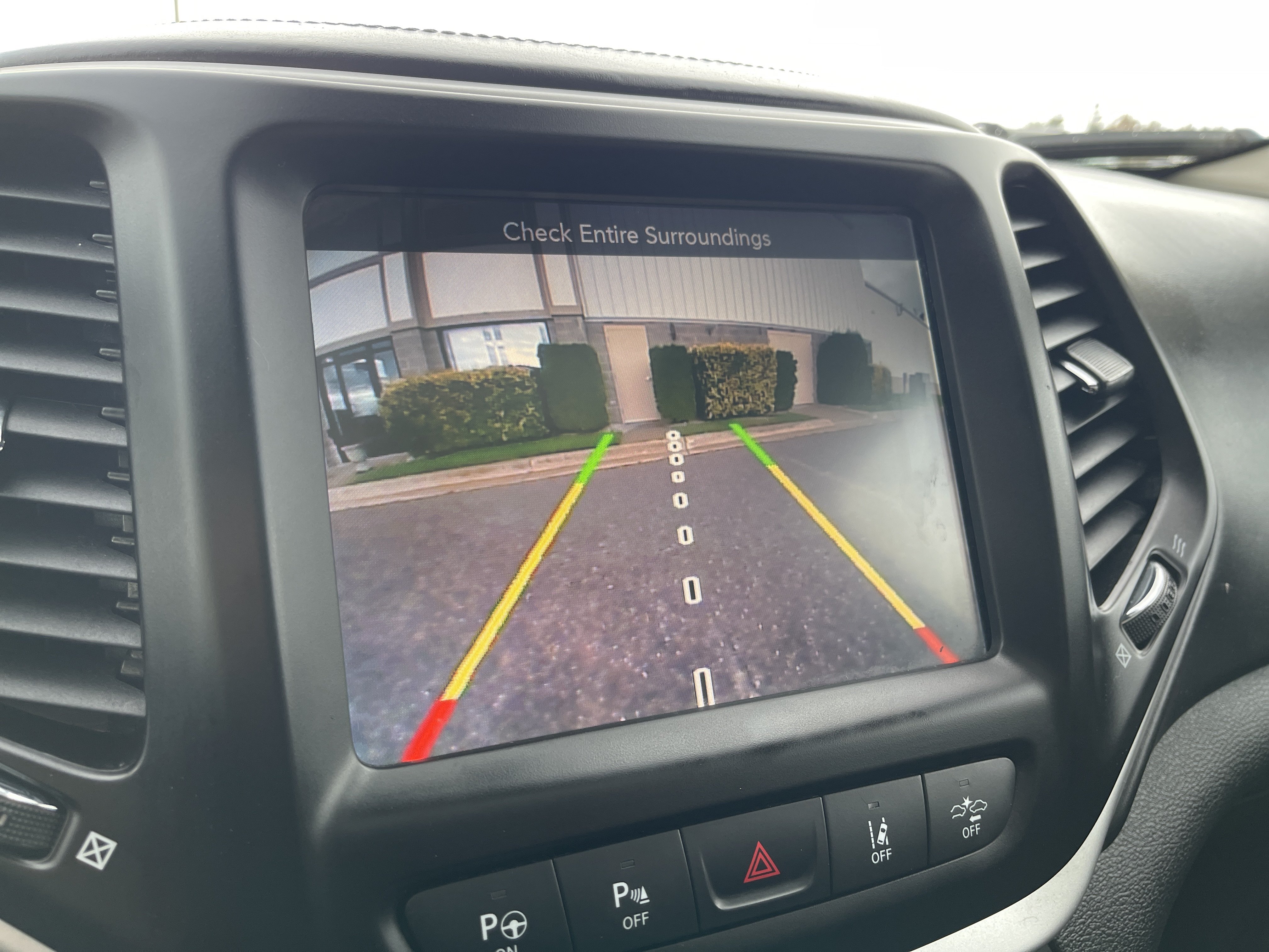Used 2018 Jeep Cherokee Overland w/ Technology Group AWD/4WD image 18