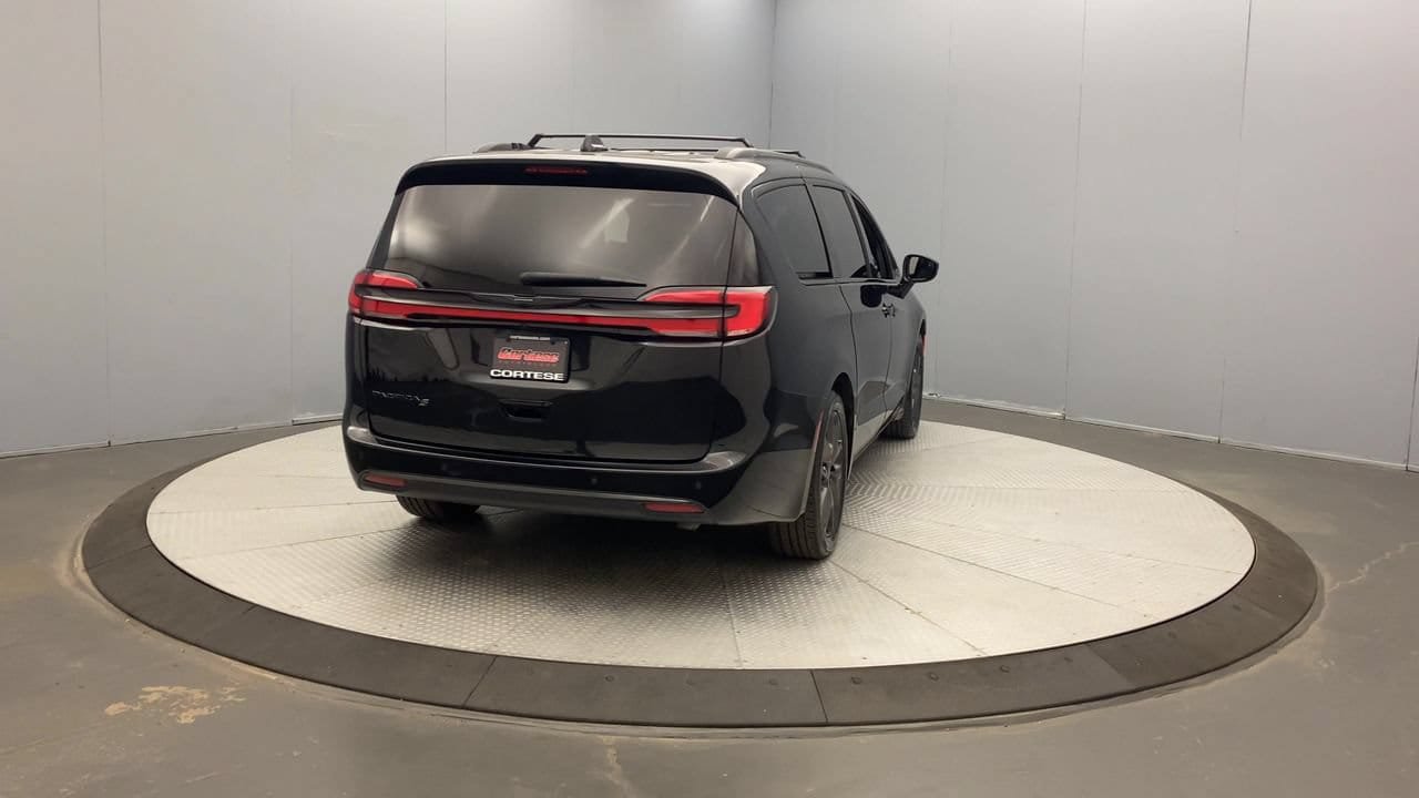 Used 2025 Chrysler Pacifica Limited FWD image 4