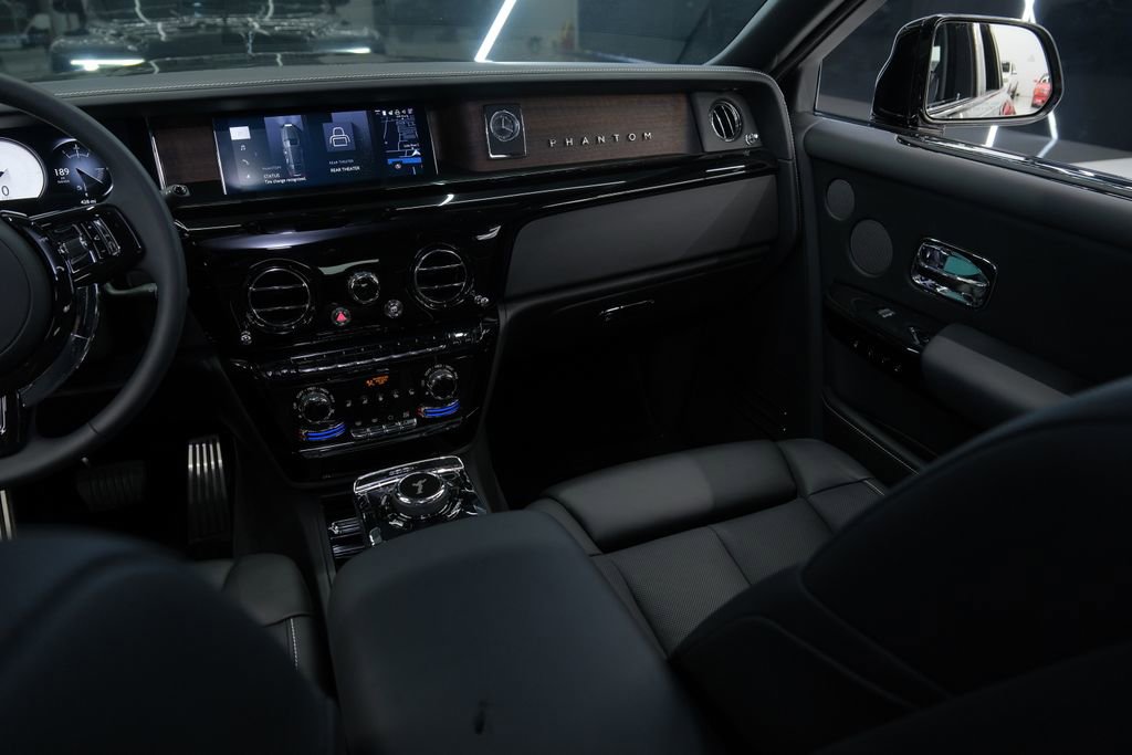 Used 2026 Rolls-Royce Phantom Sedan RWD image 50