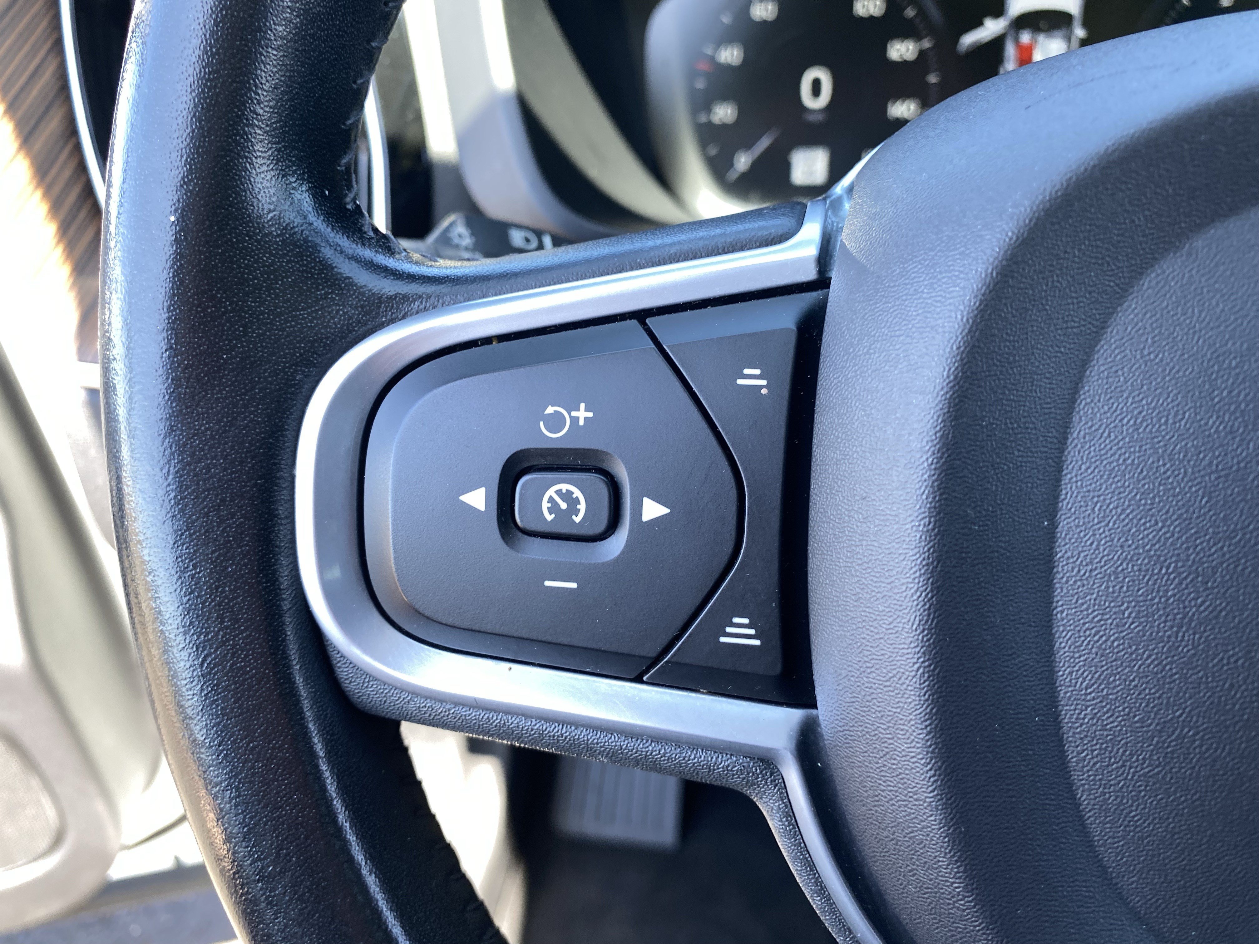Used 2021 Volvo XC60 T5 Momentum FWD image 29