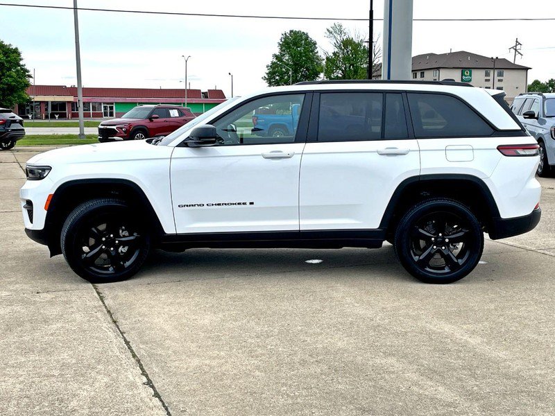 Used 2024 Jeep Grand Cherokee Altitude AWD/4WD image 6
