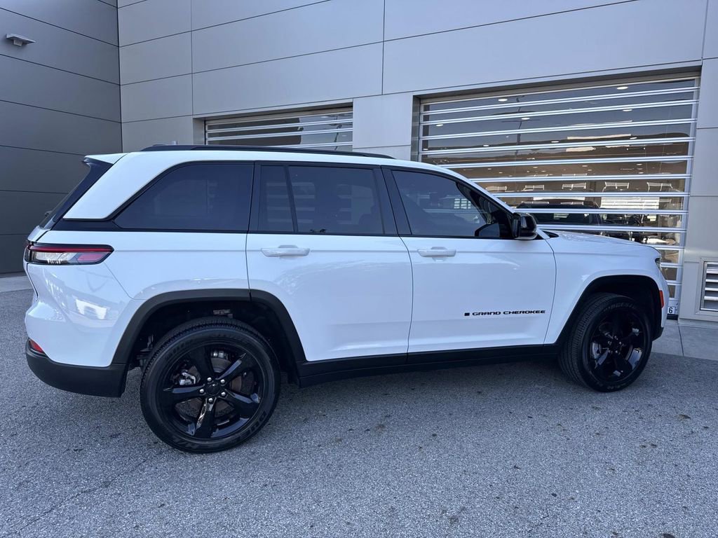 Used 2024 Jeep Grand Cherokee Altitude AWD/4WD image 7