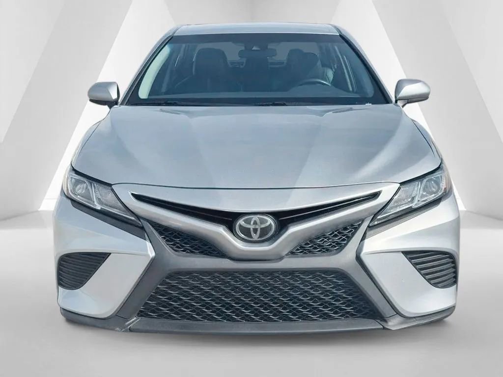 Used 2018 Toyota Camry SE FWD image 2