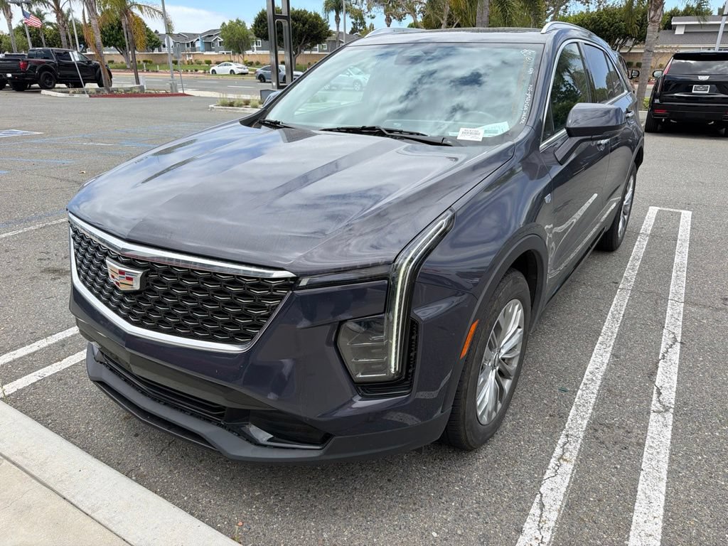 Used 2024 Cadillac XT4 Premium Luxury FWD image 2