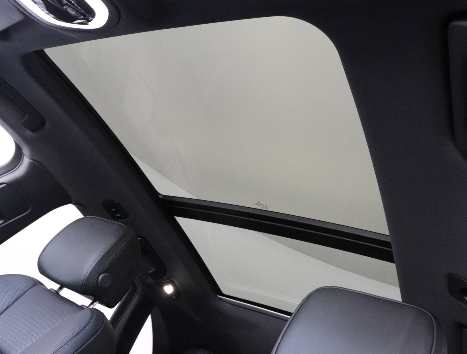 Used 2025 Porsche Macan image 29