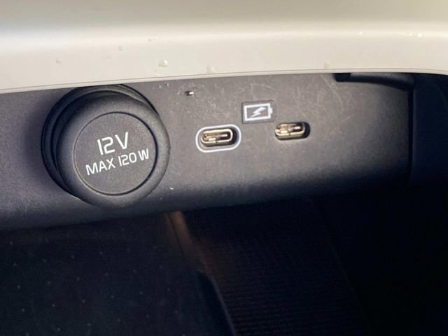 Used 2023 Volvo XC40 B5 Plus image 27
