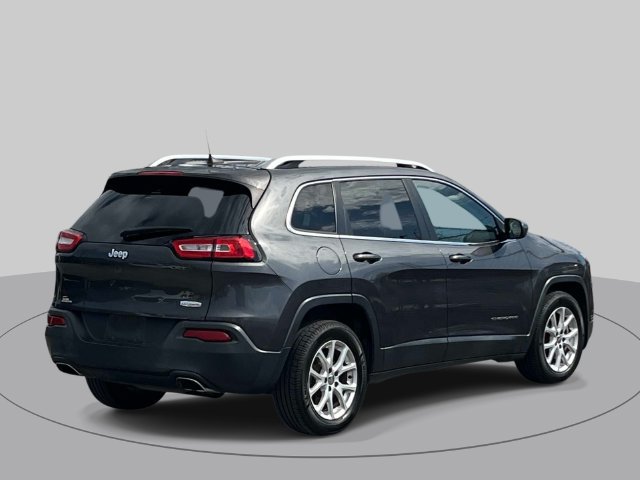 Used 2016 Jeep Cherokee Latitude FWD image 2