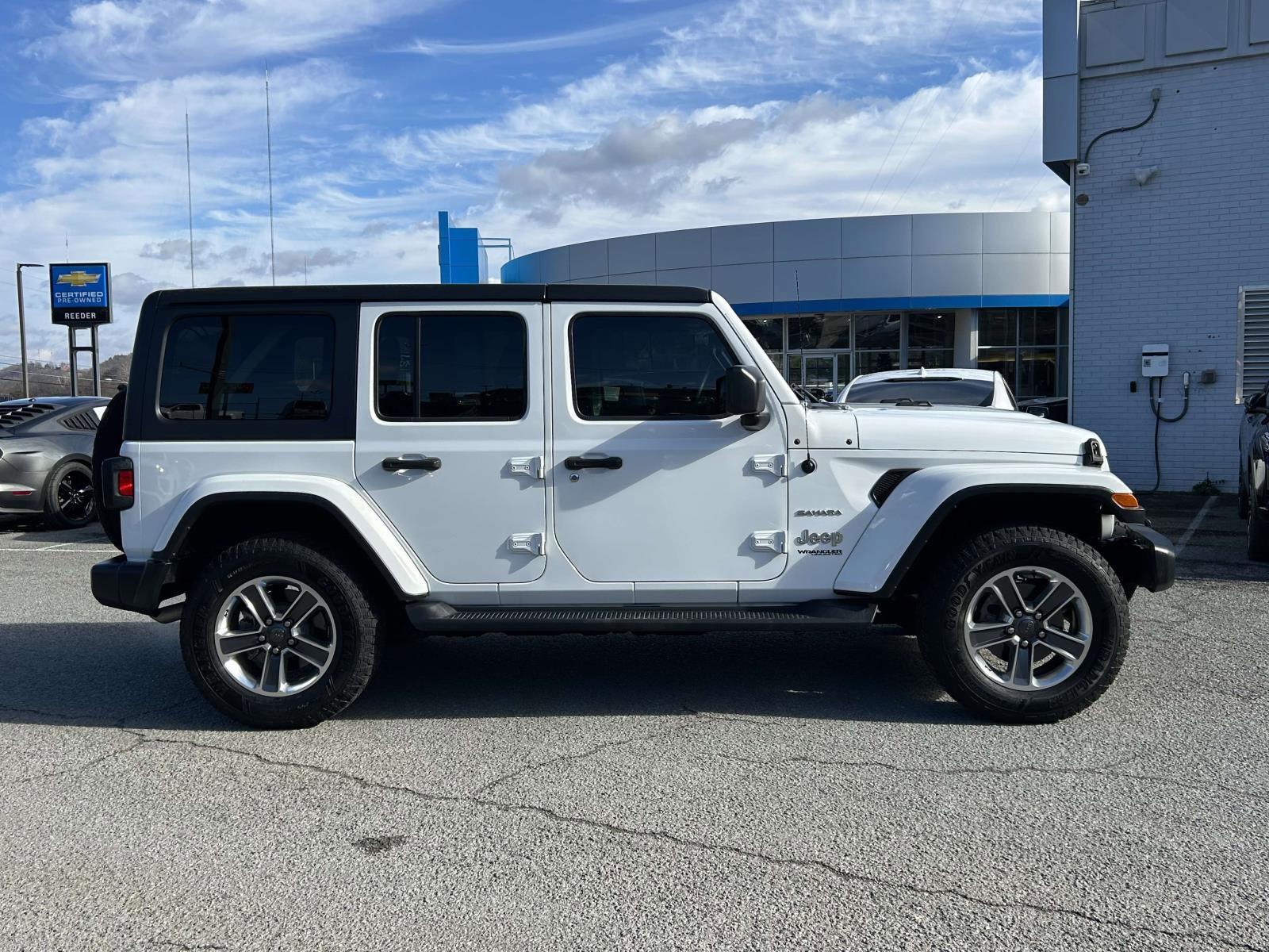 Used 2018 Jeep Wrangler Unlimited Sahara image 2