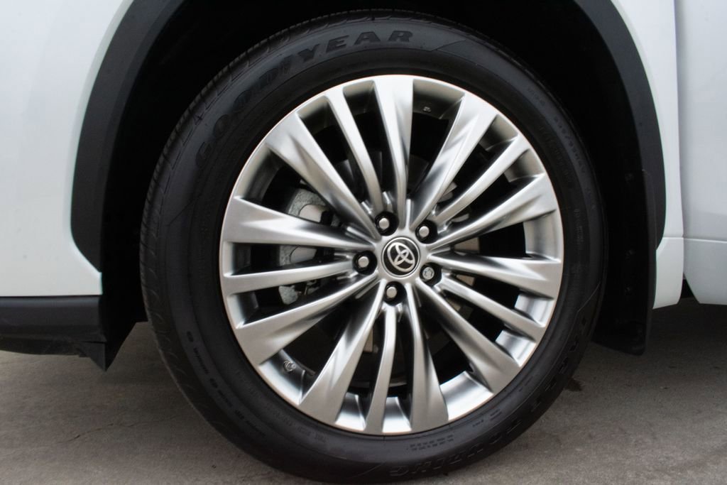 Used 2024 Toyota Highlander Limited image 32