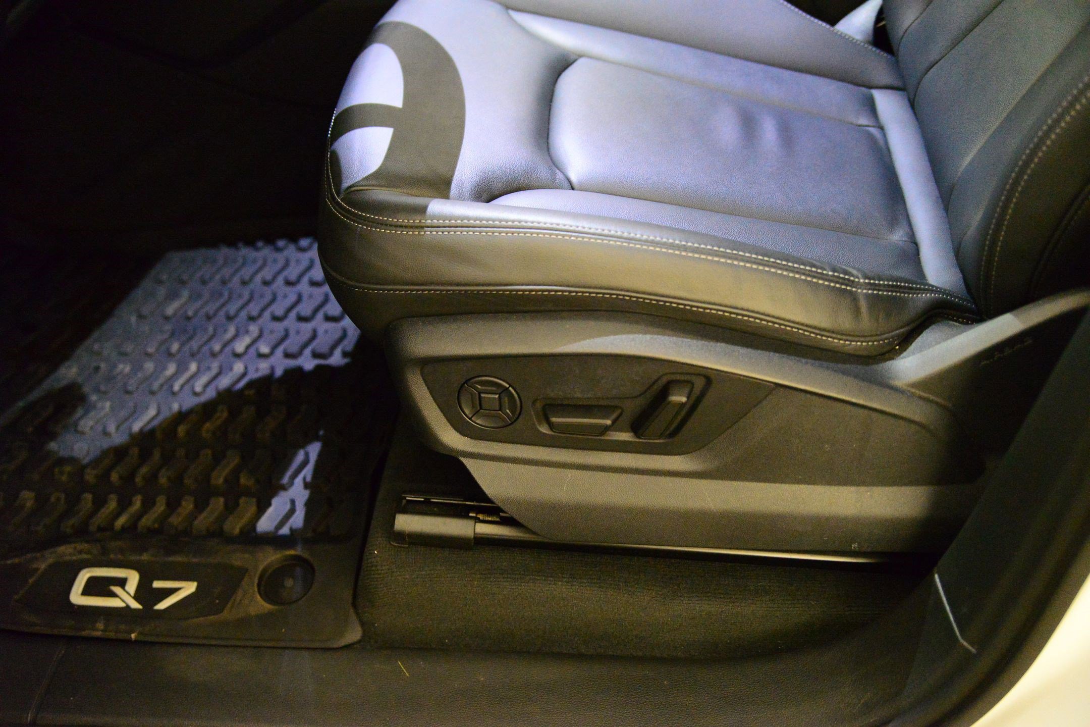 Used 2025 Audi Q7 Premium w/ Convenience Package image 22