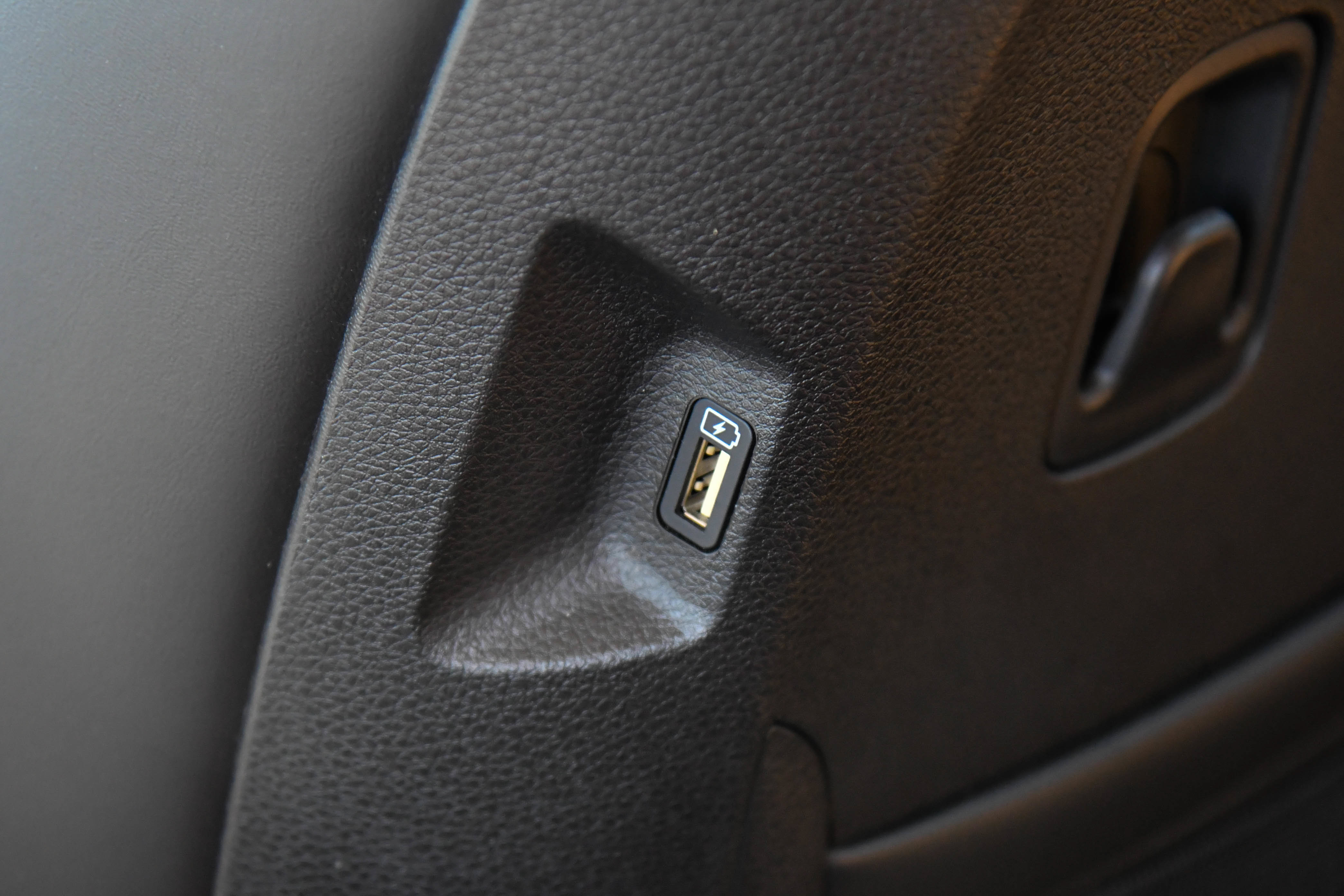 Used 2022 Kia Carnival LX FWD image 39