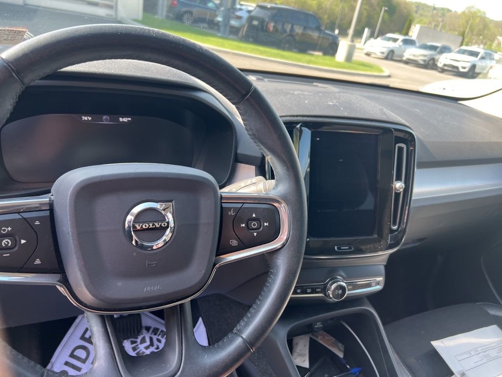Used 2020 Volvo XC40 T5 Momentum w/ Protection Package Premier AWD/4WD image 8
