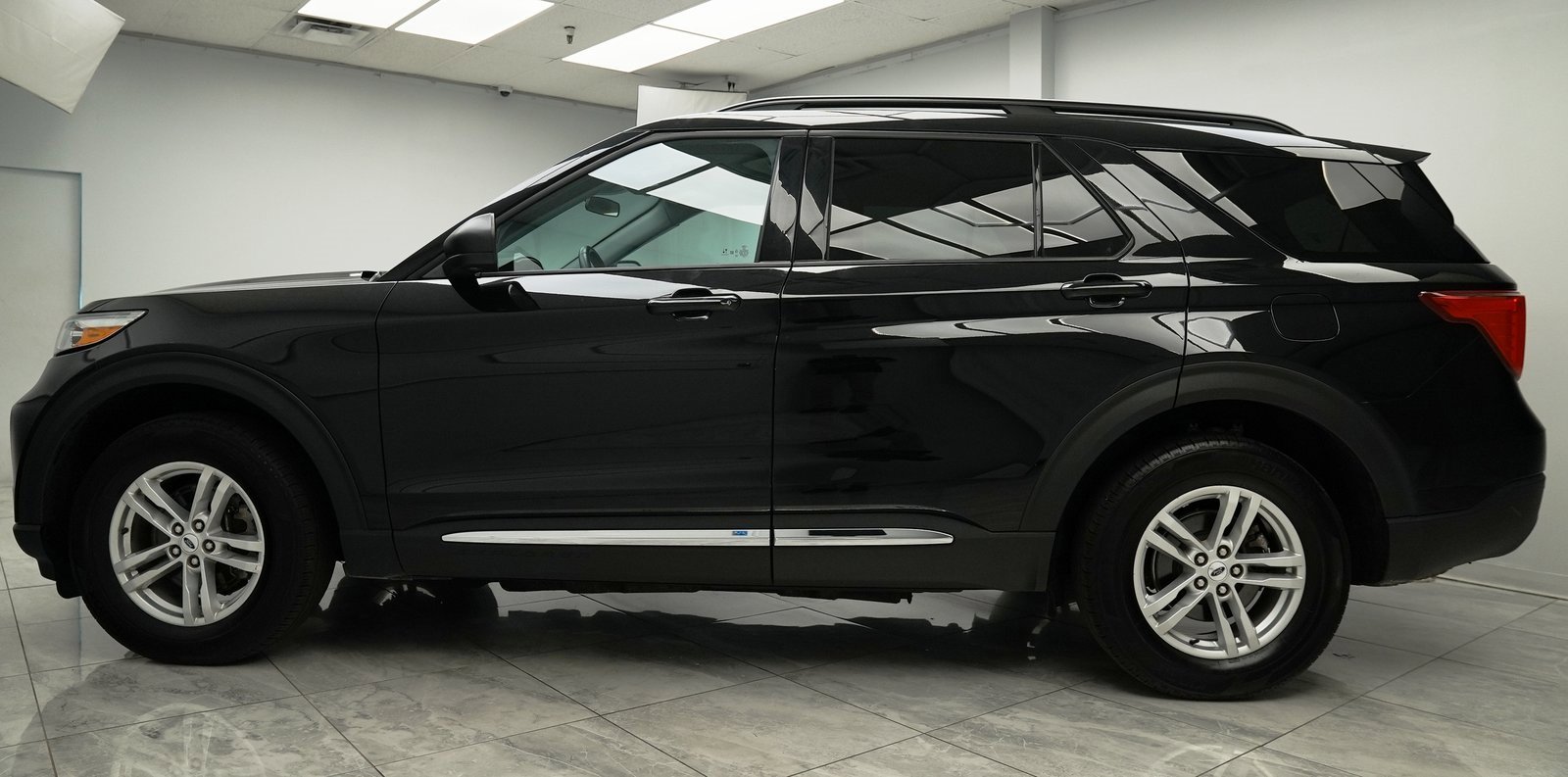 Used 2023 Ford Explorer XLT w/ Equipment Group 202A image 9