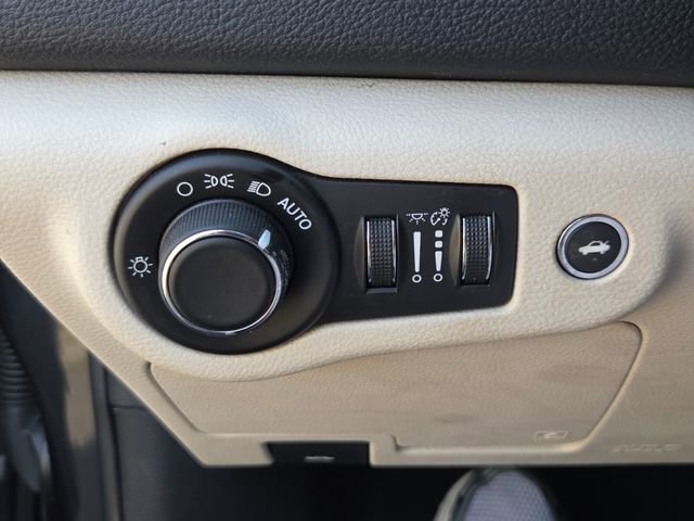 Used 2017 Chrysler 200 Limited Platinum w/ Comfort & Convenience Group image 25