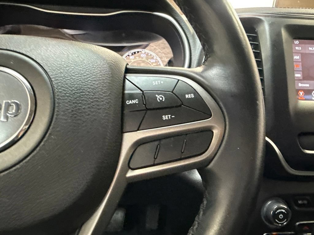 Used 2019 Jeep Cherokee Latitude Plus w/ Comfort/Convenience Group FWD image 18
