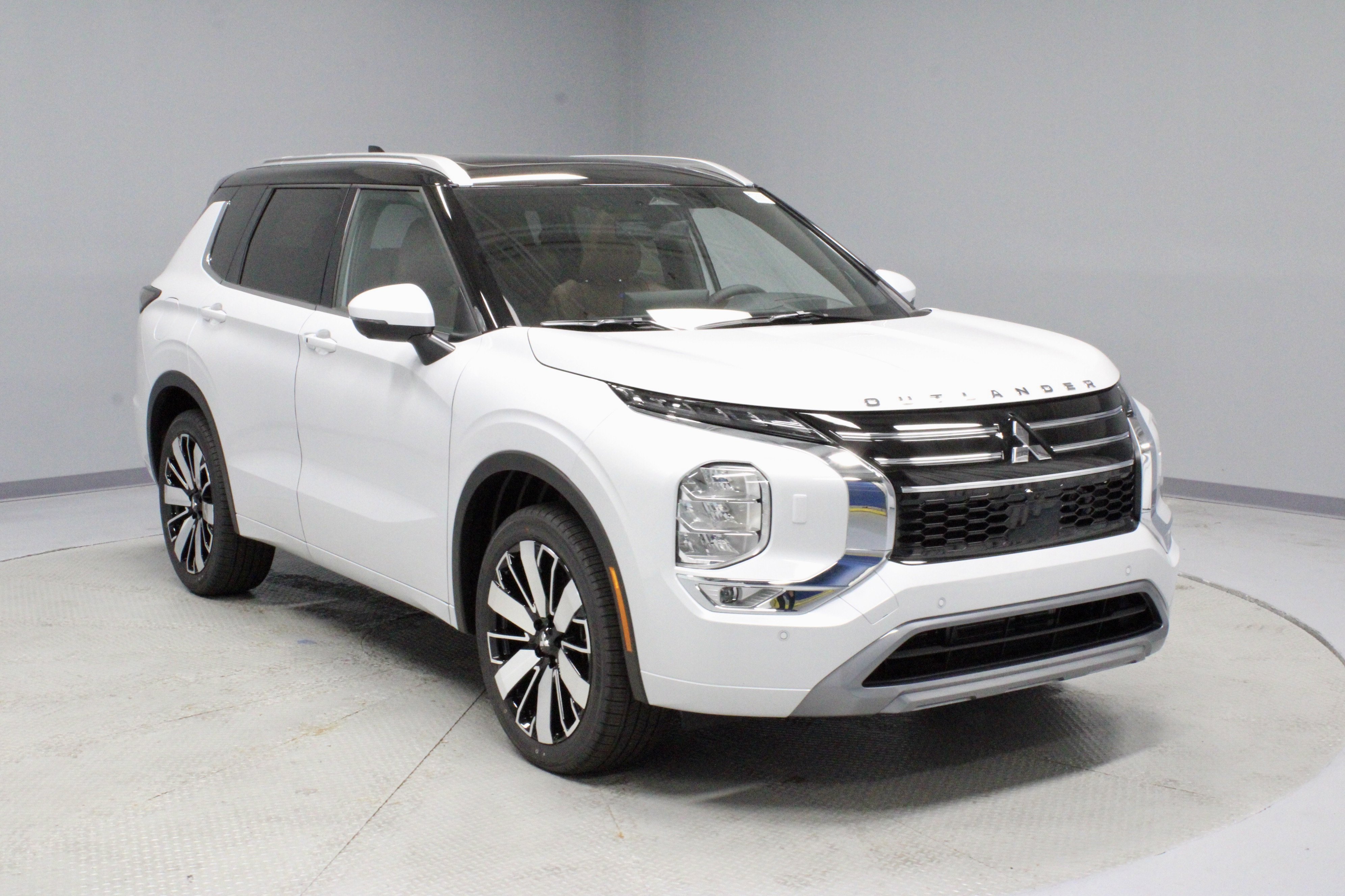 New 2025 Mitsubishi Outlander SEL image 2