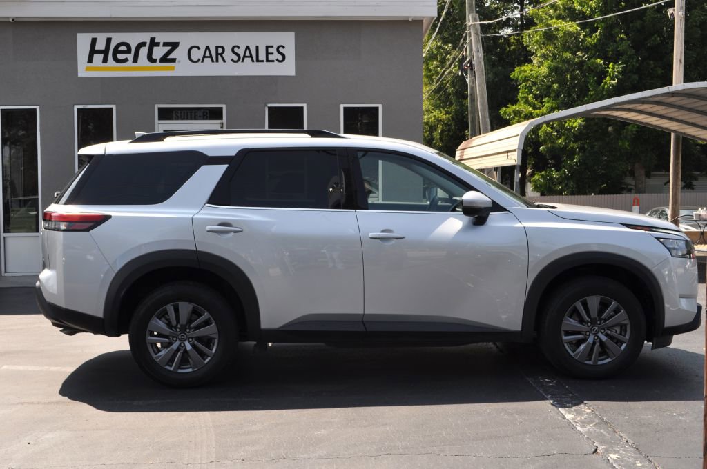 Used 2024 Nissan Pathfinder SV image 2