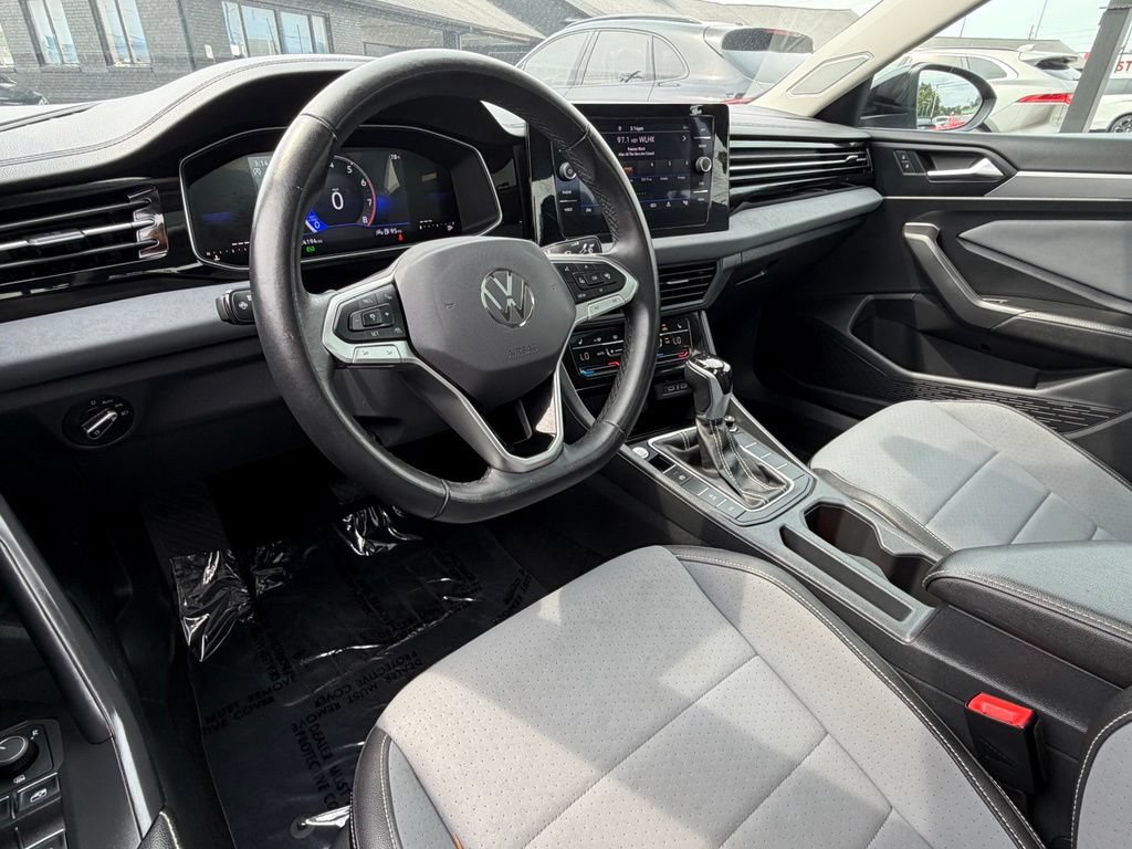 Used 2025 Volkswagen Jetta SE FWD image 15