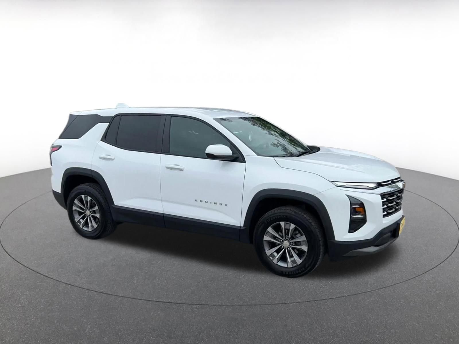 Used 2025 Chevrolet Equinox LT FWD image 2