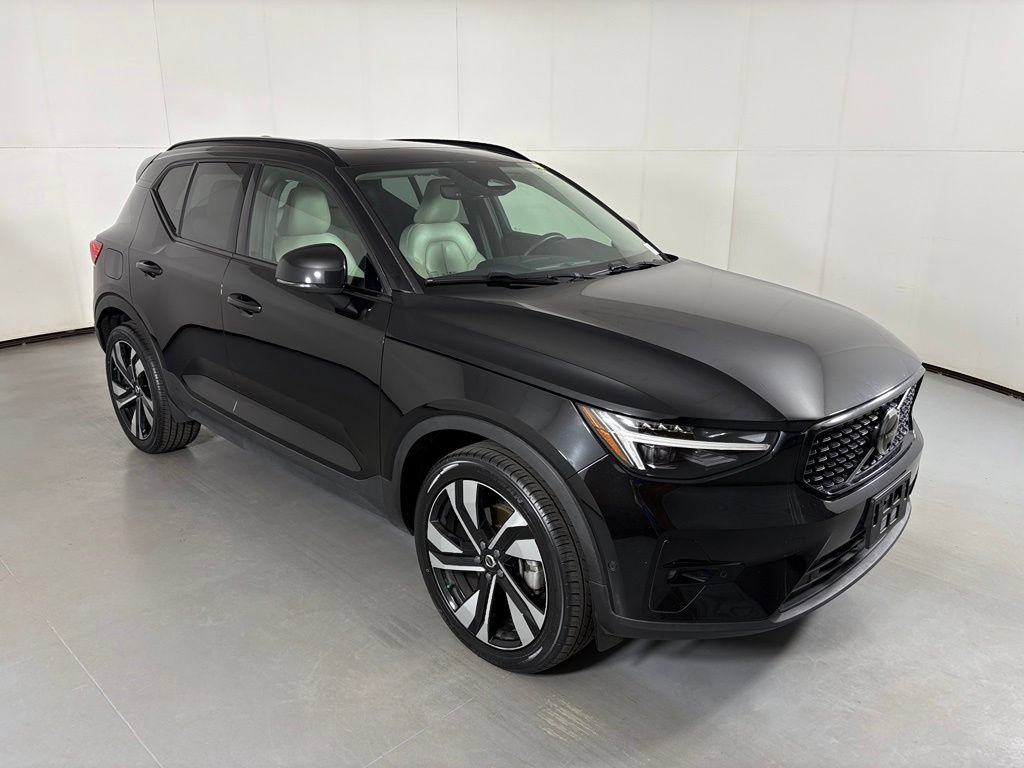 Used 2024 Volvo XC40 B5 Plus w/ Climate Package AWD/4WD image 2