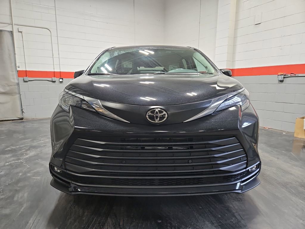 New 2026 Toyota Sienna XLE image 2
