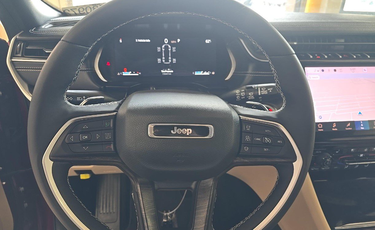 Used 2025 Jeep Grand Cherokee L Limited w/ Luxury Tech Group II AWD/4WD image 8