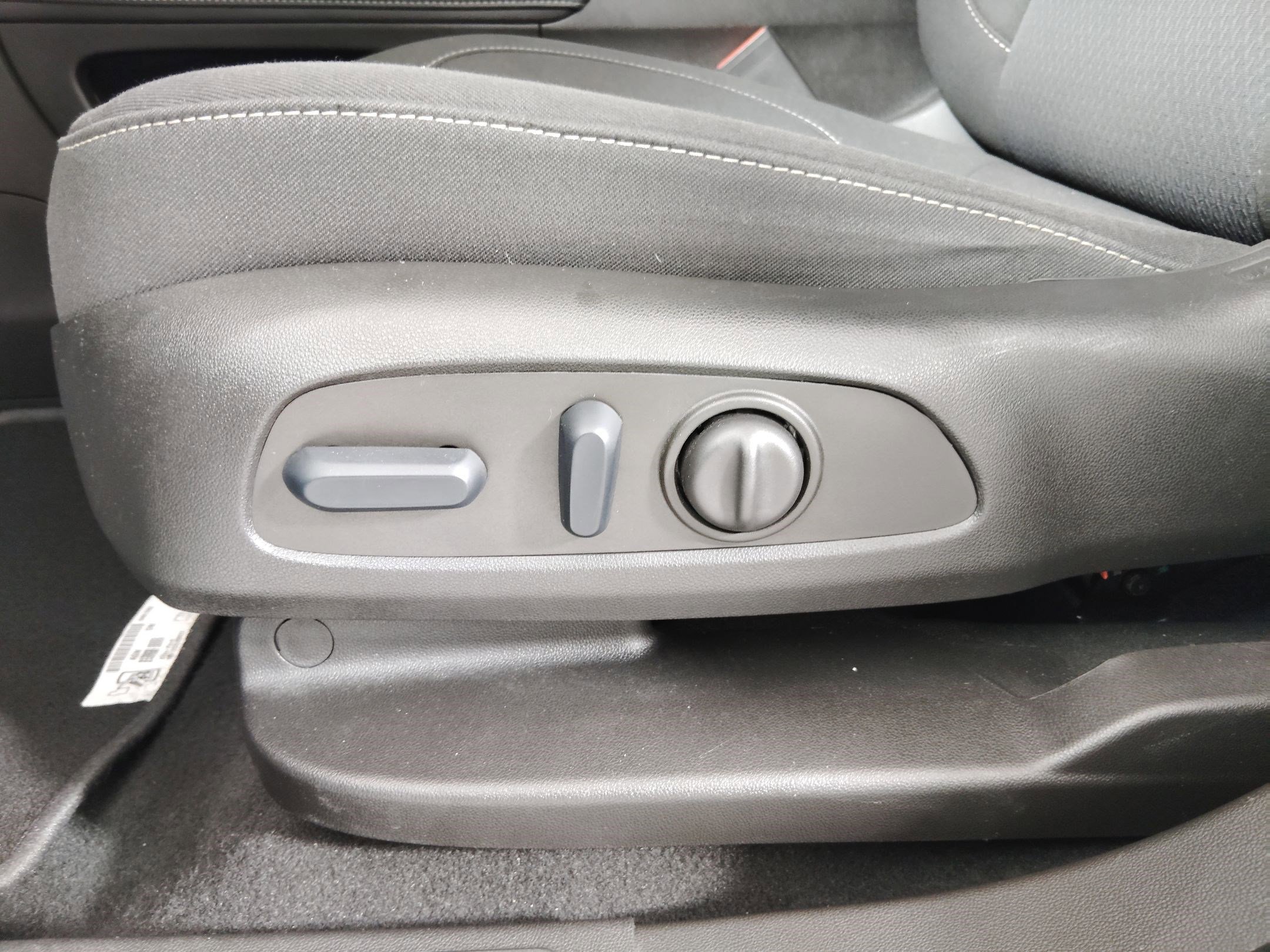 Used 2023 GMC Acadia SLE w/ Driver Convenience Package image 13