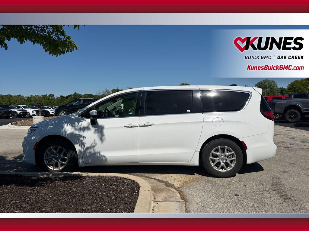 Used 2023 Chrysler Pacifica Touring-L FWD image 5