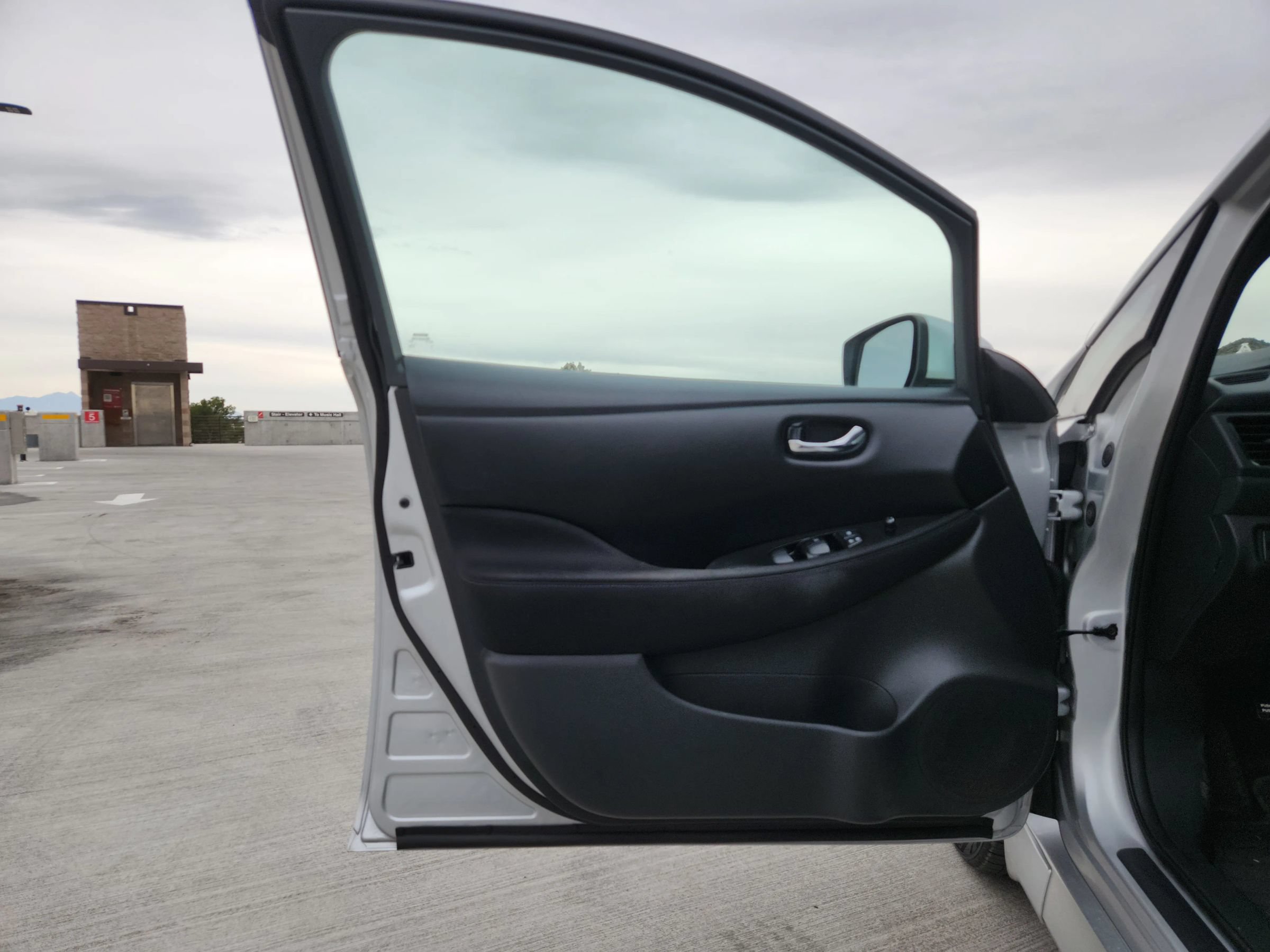 Used 2018 Nissan Leaf SV FWD image 18