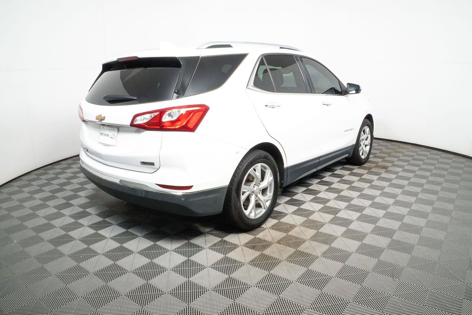 Used 2018 Chevrolet Equinox Premier FWD image 3