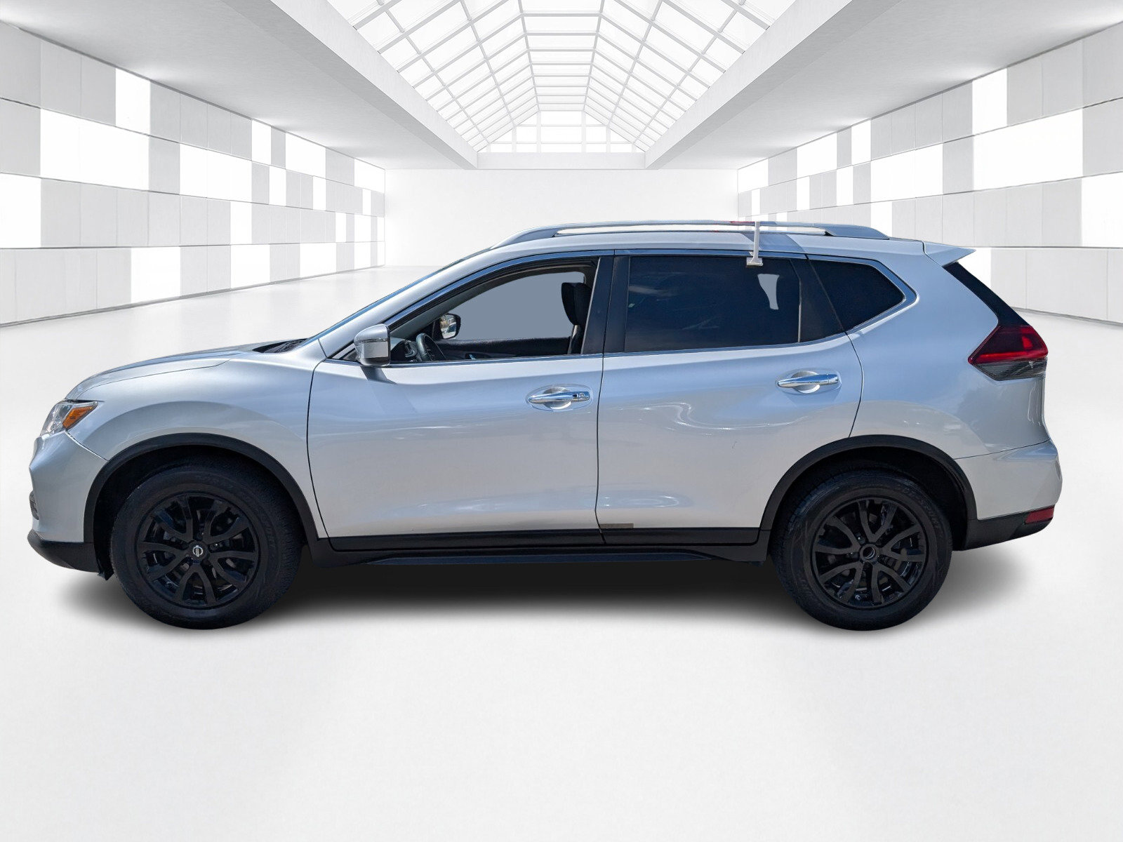 Used 2018 Nissan Rogue SV image 4