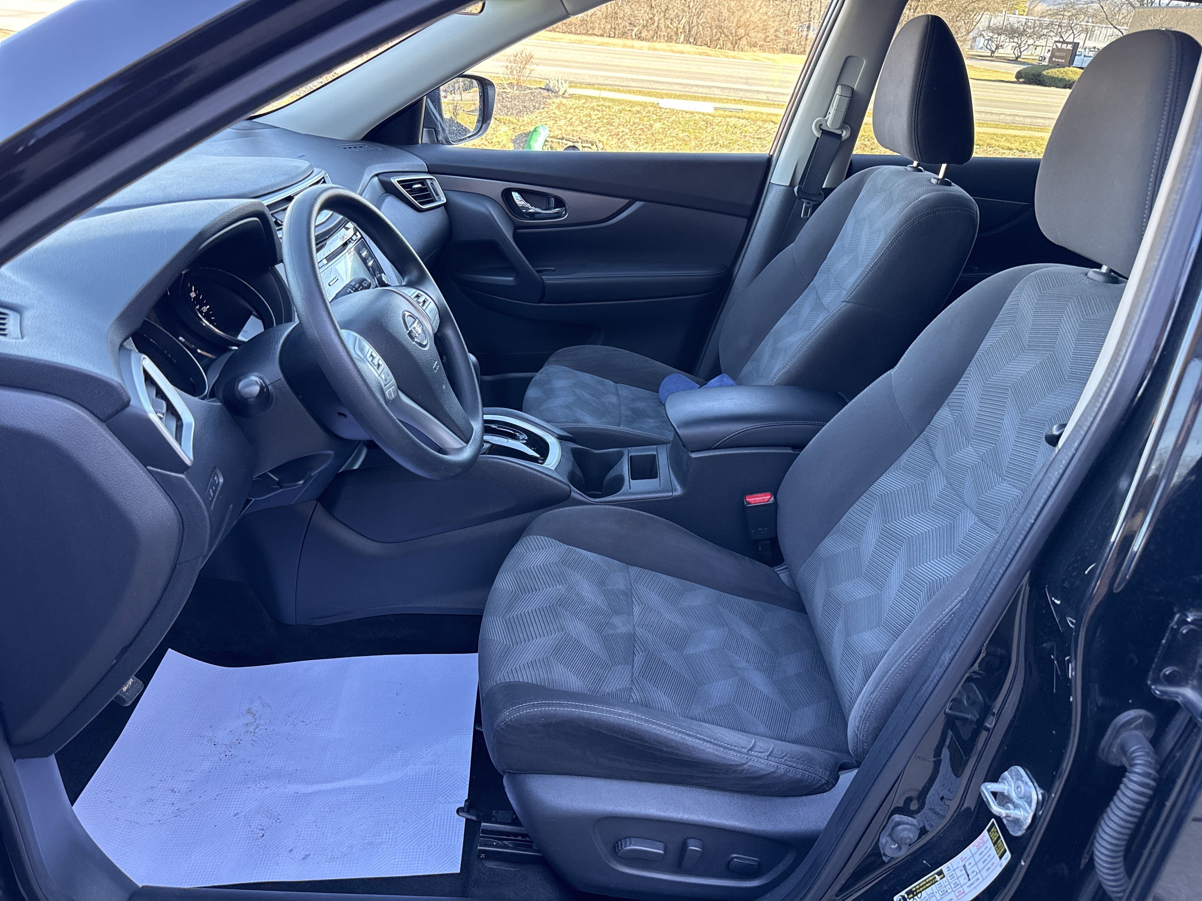 Used 2016 Nissan Rogue SV image 12