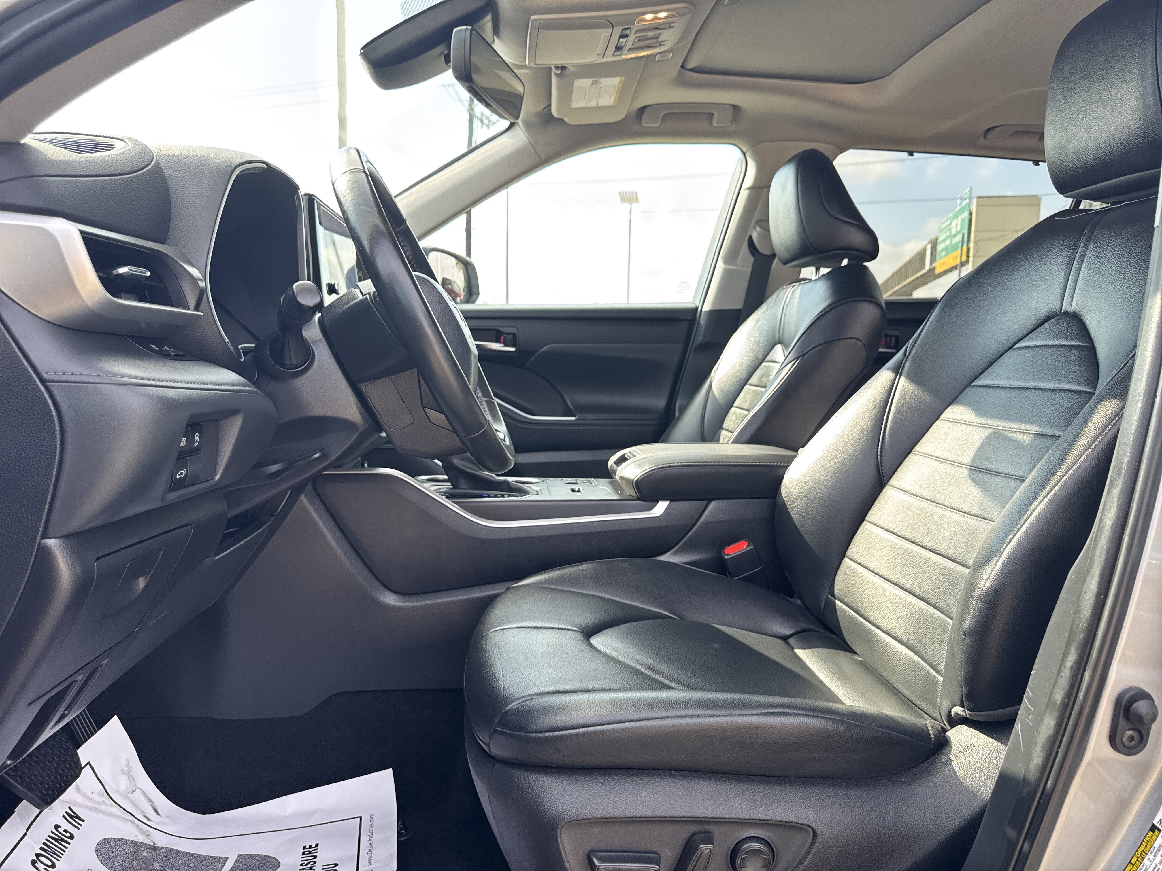 Used 2024 Toyota Highlander LE image 35